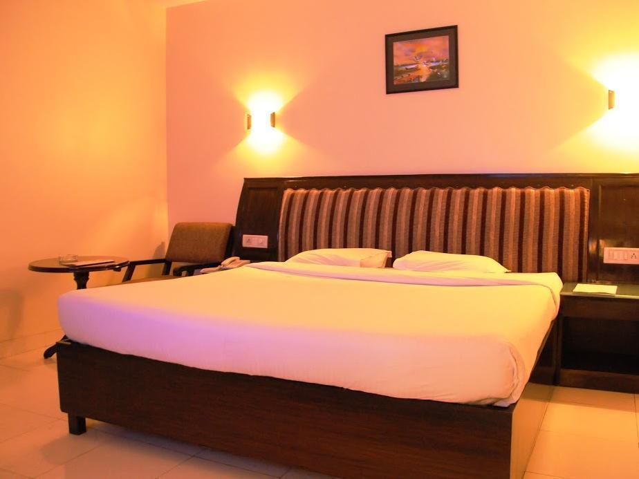 Treebo Trend Grand Plaza Nampally Hyderabad Eksteriør bilde