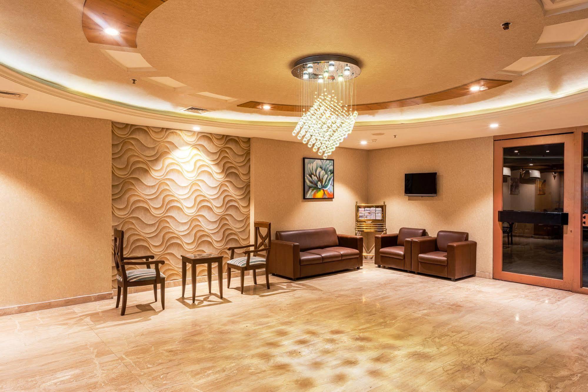 Treebo Trend Grand Plaza Nampally Hyderabad Eksteriør bilde